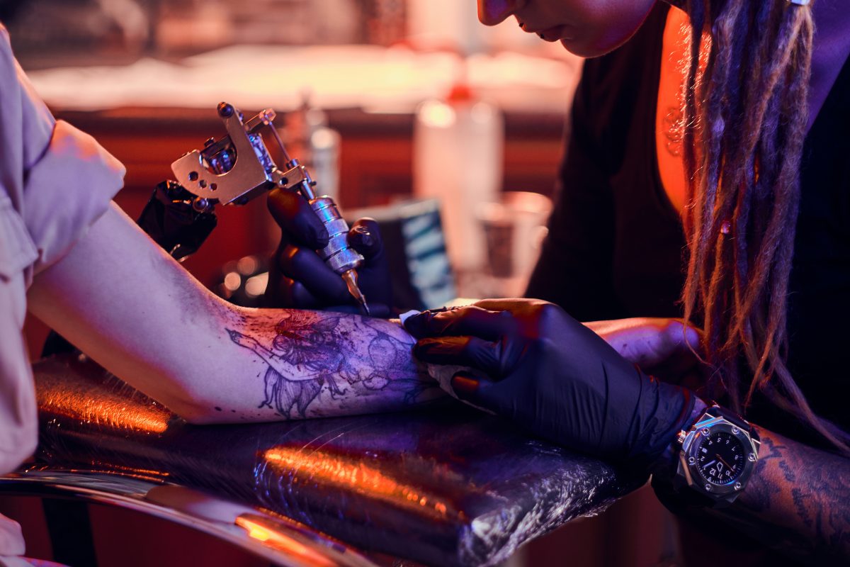 processo-de-criacao-de-nova-tatuagem-para-jovem-por-tatuador-experiente-em-estudio-1200x800.jpg